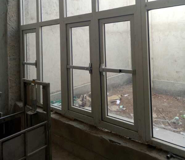新巴尔虎右防爆窗改造